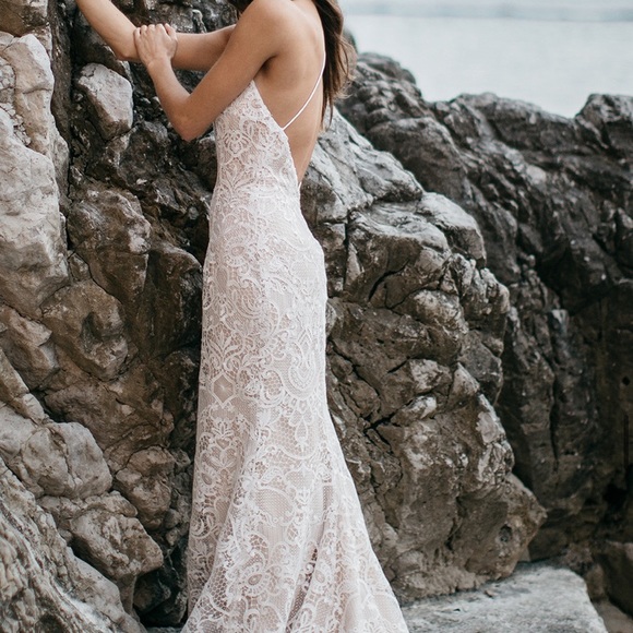 Preowned Tara Lauren Wedding Dress. Spring 2017. US Size 6. - Picture 2 of 14